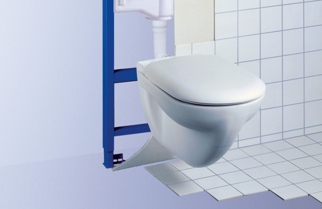 WC suspendu en cours d’installation sur bâti-support.