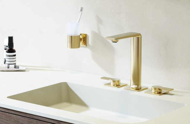 Plan vasque équipé d'un robinet finition or doré