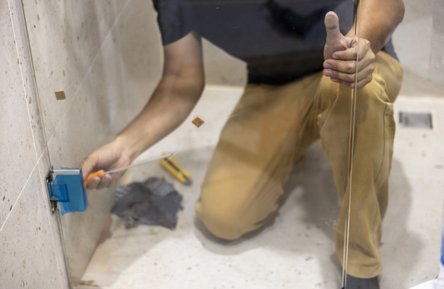 Pose d’une paroi de douche avec fixation murale