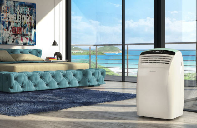 Climatiseur mobile dans une chambre moderne avec vue sur la mer et grandes ouvertures vitrées.