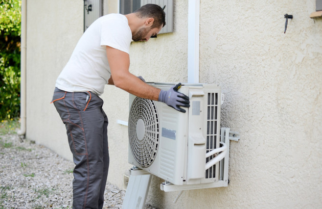 Installation d'une unité extérieure de climatisation par un professionnel