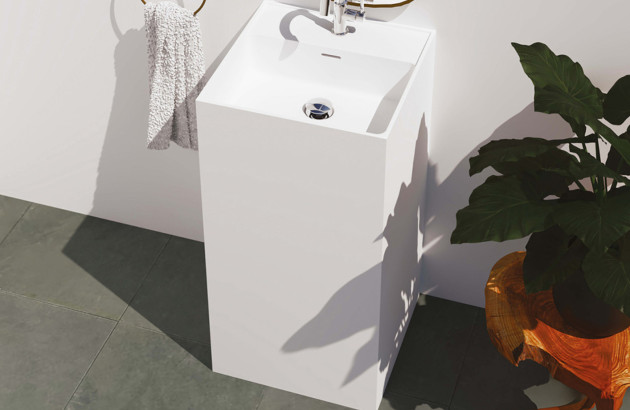 Vasque totem carrée dans une salle de bains