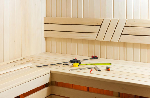 Outils de travail posés sur le banc d'un sauna