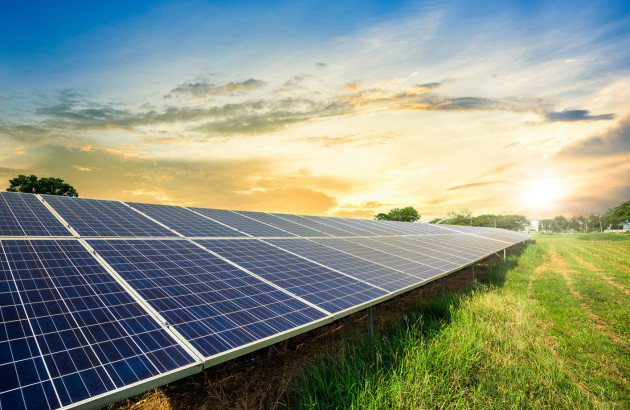 Installation solaire photovoltaïque dans un champs