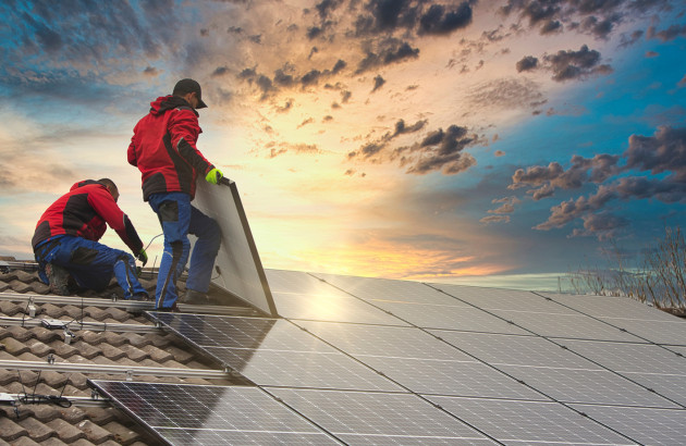 Installation de panneaux solaires sur une toiture