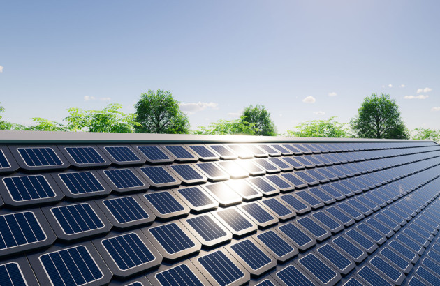 Toit de maison recouvert de tuiles solaires