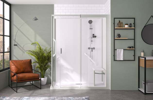 Salle de bains avec des rangements muraux