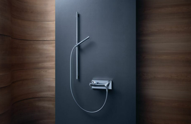 Ensemble de douche design avec douchette à main et robinetterie murale dans une ambiance contemporaine et épurée.