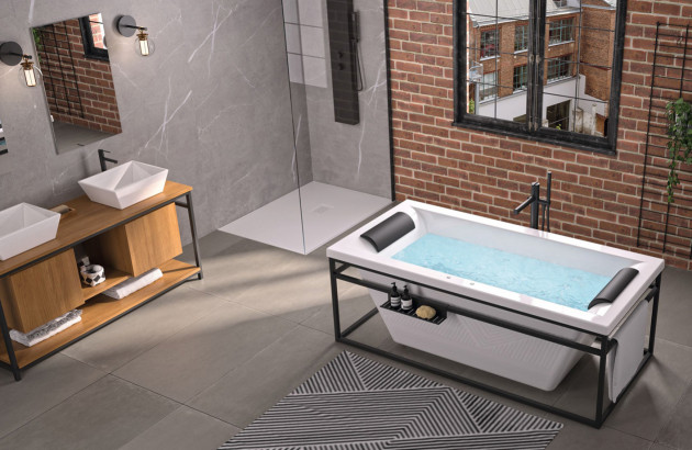 Baignoire massante avec structure noire dans une salle de bains style industriel.