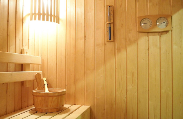 intérieur d'un sauna avec un thermomètre et un hygromètre