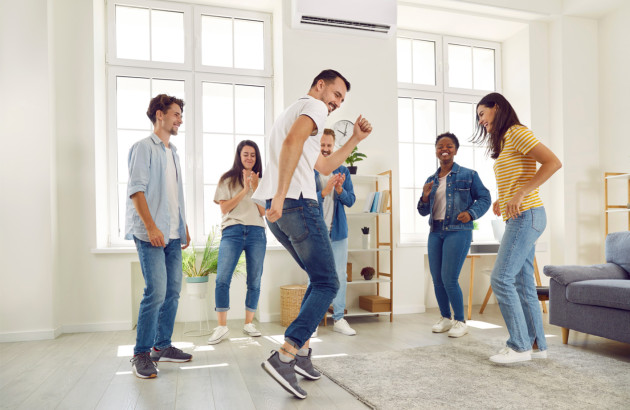 Invités qui profitent de l'air frais et confortable de la climatisation pour danser en journée