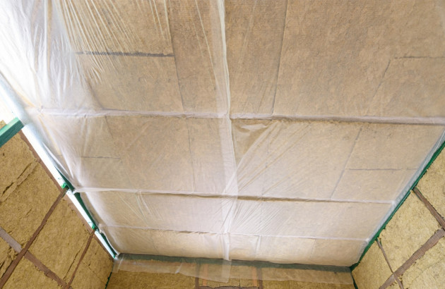 isolation thermique d'un plafond ou d'un toit avec des panneaux isolants recouverts d'une membrane pare-vapeur transparente