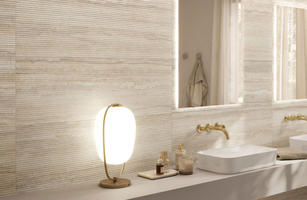 Salle de bains avec une couleur claire et pastel et du carrelage mural texturé