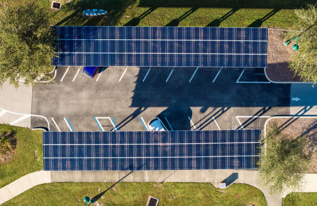 Installation de panneaux solaires sur des ombrières d'un parking collectif