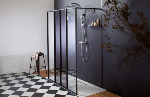 Douche à l’italienne ouverte avec paroi noire