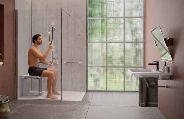 Homme utilisant un tabouret de douche PMR dans une douche à l’italienne