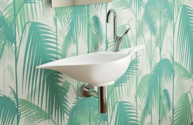 Petit lavabo à la forme affinée dans des WC