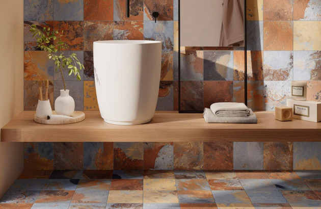 Pièce détente de maison avec des carreaux de type mosaique variés