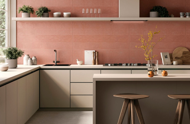 Cuisine avec une crédence couleur terracotta
