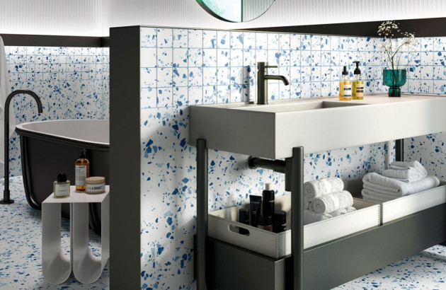 Salle de bains avec des murs recouverts de mosaique blanche et bleu