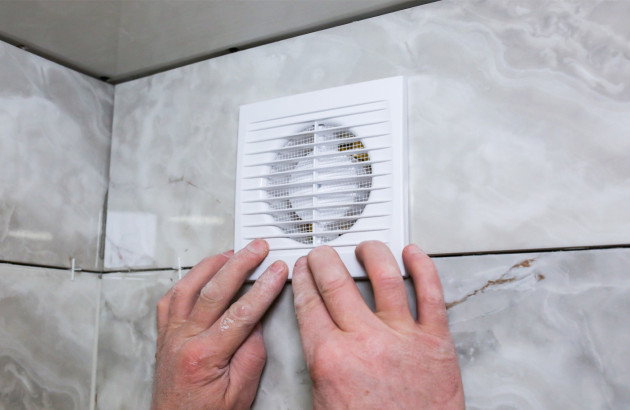 Installation d’une grille d’aération VMC pour évacuer l’humidité et prévenir les infiltrations.