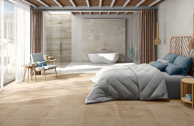 Alt : Chambre avec salle de bains intégrée, carrelage grand format beige et douche.