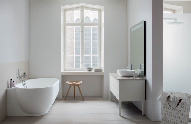 Baignoire bauhaus dans une salle de bain blanche et moderne 