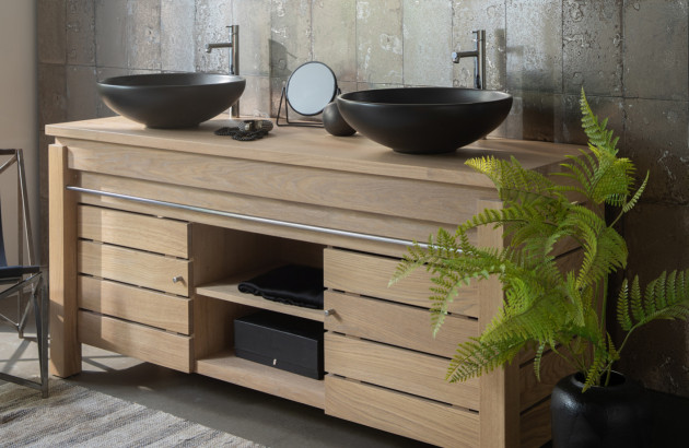 Meuble double vasque en bois clair style Japandi avec vasques noires à poser, robinetterie chrome et carrelage mural effet pierre.