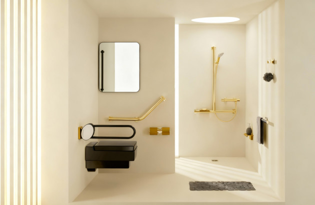 Salle de bains PMR design avec équipements accessibles, barres d’appui et robinetterie dorée.
