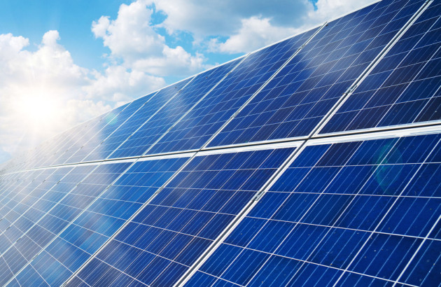 Gros plan sur des panneaux photovoltaïques produisant une énergie renouvelable