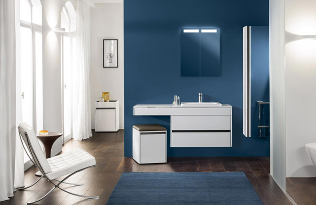 Une salle de bains détente avec le bleu