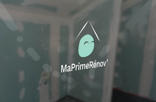 Logo MaPrimeRénov’ sur fond flouté, aide financière pour la rénovation énergétique du logement.