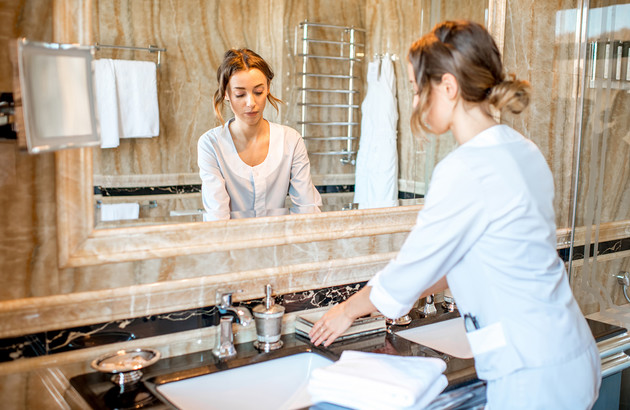 Femme procédant au rangement de son espace lavabo