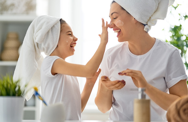 Mère et fille s'amusant dans une salle de bains bien rangée