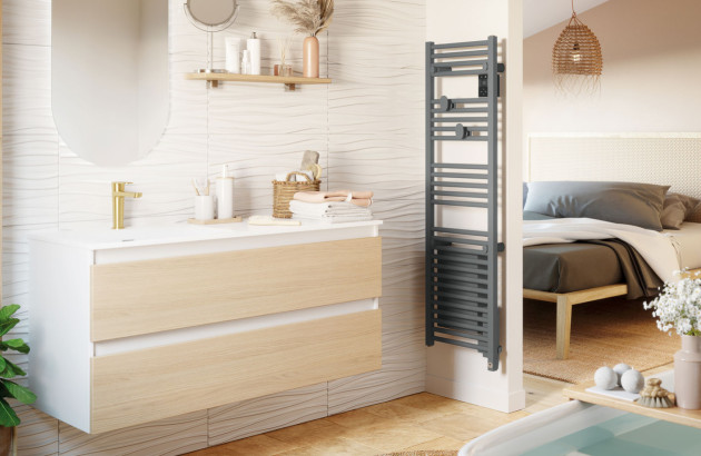Sèche-serviettes électrique gris anthracite installé dans une salle de bains chaleureuse aux finitions bois clair et tons naturels.