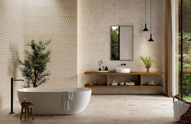 Salle de bains lumineuse avec faïence texturée effet pierre et meuble suspendu en bois.