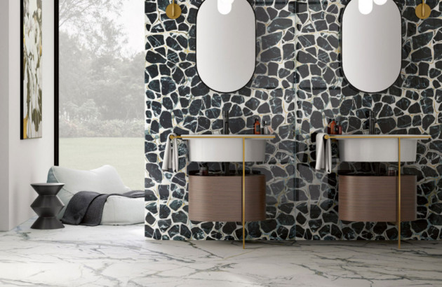 Salle de bains noire et blanche avec un carrelage imitation marbre