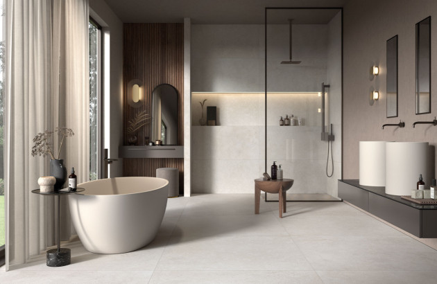 Grande salle de bains avec sol recouvert de carrelage xxl