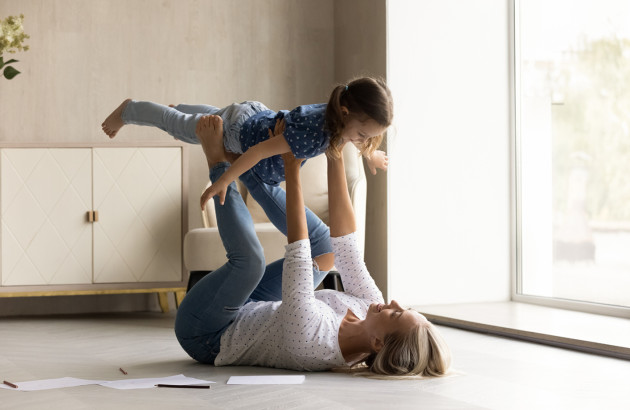 Femme et fille qui passent du bon temps sur confort familial du plancher chauffant