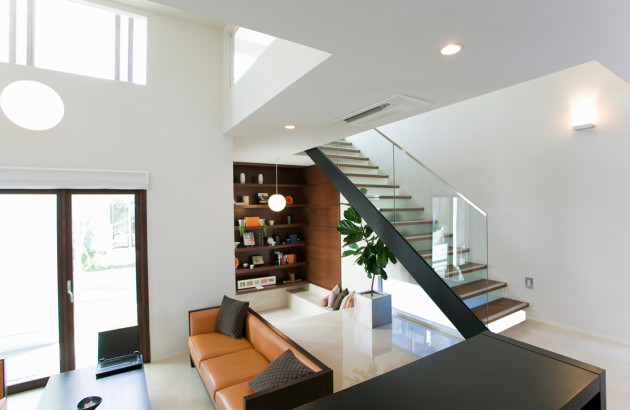 Séjour moderne avec unité intérieure de climatisation encastrée au plafond.