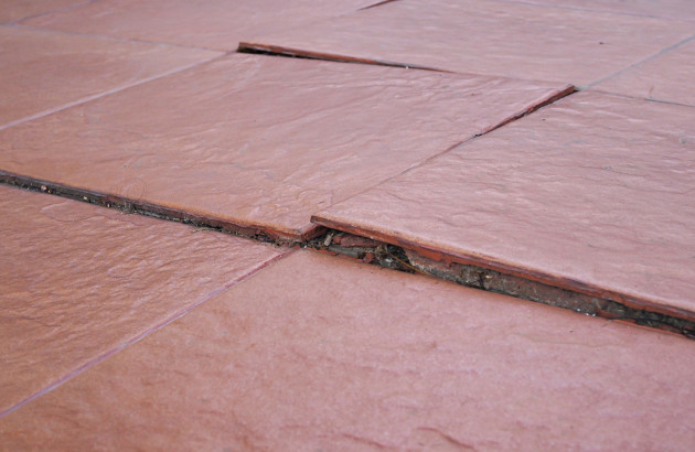 Carreaux de carrelage style terracotta qui se décole