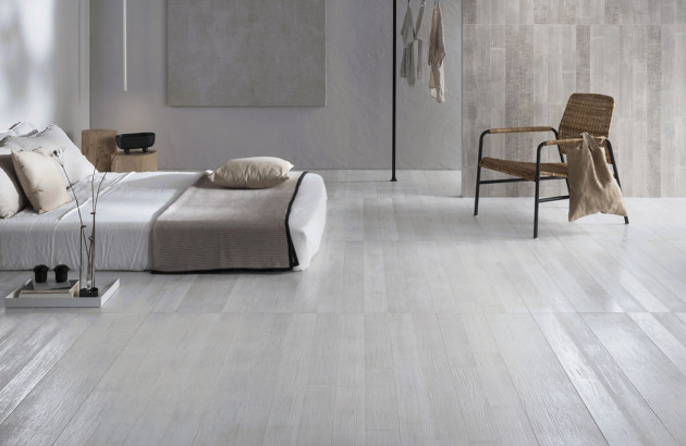 Chambre avec carrelage imitation bois blanchi et décoration minimaliste, atmosphère douce et lumineuse