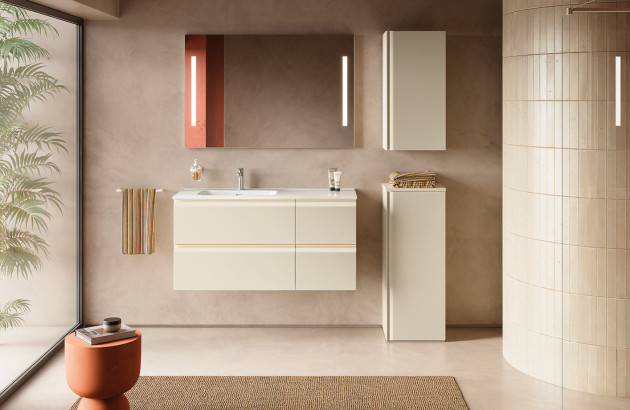 Meuble de salle de bains suspendu blanc avec quatre tiroirs, miroir lumineux et colonnes de rangement.