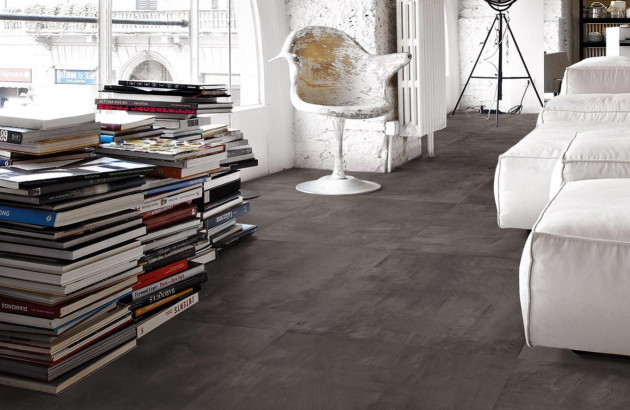 Salon moderne et industriel avec un carrelage sombre à grands carreaux