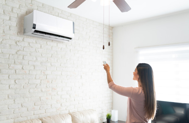 Climatisation murale dans un salon lumineux avec télécommande