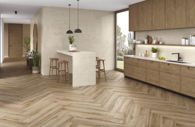 Cuisine avec parquet posé en chevron et carrelage mural