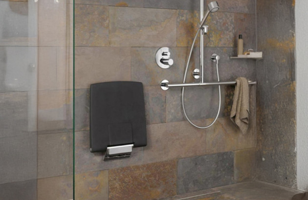 Tabouret de douche PMR mural dans une douche à l’italienne.