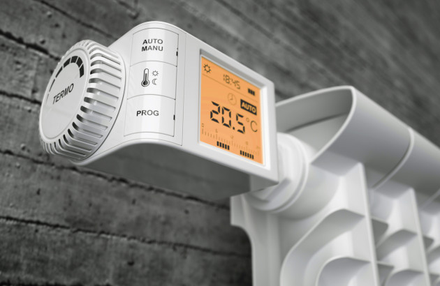 Vue rapprochée d'un thermostat intelligent d'un radiateur