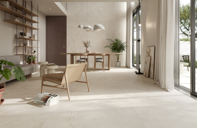 Pièce à vivre lumineuse recouverte de carrelage beige