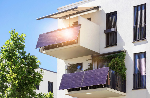 Panneaux solaires installés sur des balcons d'immeubles